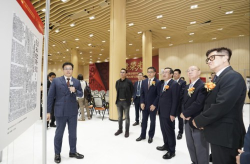 主禮嘉賓參觀展覽