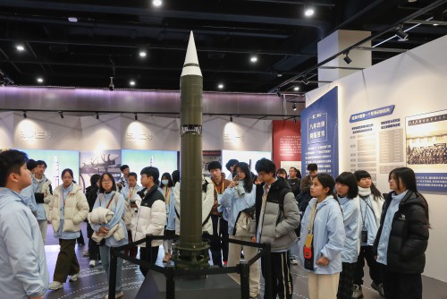  營員們在“東風五號”洲際彈道導彈模型前駐足