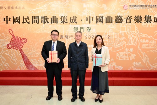 文旅部民族民間文藝發展中心蘭靜主任向旅遊大學圖書館李嘉汶館長及科技大學圖書館顏石磊副館長贈書