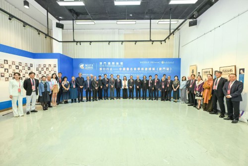 出席展覽開幕式的嘉賓合照