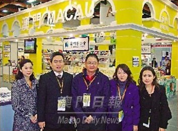 吳志良等在澳門展攤前留影