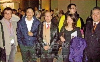 港澳參展人士在酒會上交流合影
