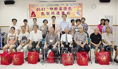 街總獲澳基會贊助，昨起向二千五百多名弱勢居民派送中秋福包