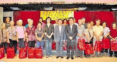 工聯澳基會向弱勢派福包
