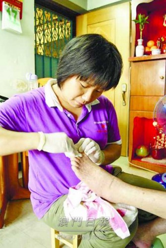 家居護養服務員工協助病弱長者處理個人衛生