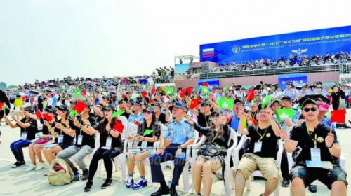 本澳青年觀看空軍飛行表演